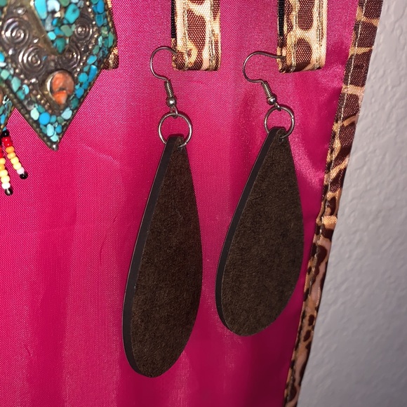 Striped lightweight heart earrings - Picture 3 of 3